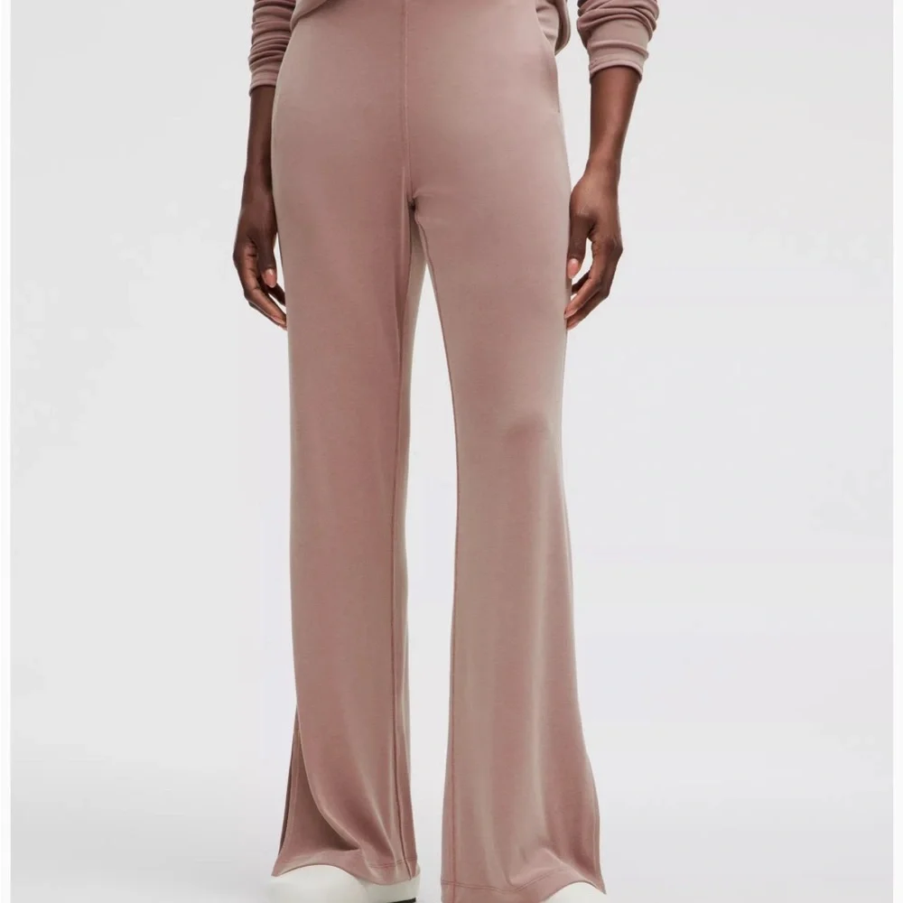 NWT lululemon Drapey Softstreme flared pant- twilight rose, size L - Picture 6 of 7